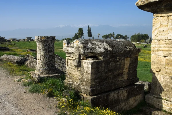 Ruínas da antiga cidade de Hierápolis tempo de primavera, Turquia — Fotografia de Stock