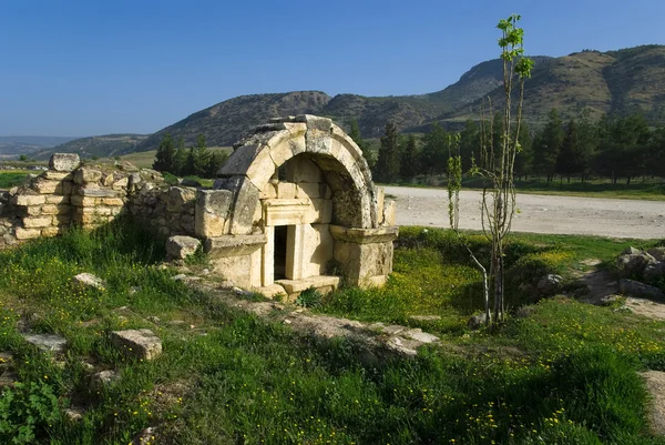Руины древнего города Иераполиса весеннее время, Турция — стоковое фото