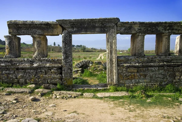 Antik Hierapolis kentinin kalıntıları, ilkbahar zamanı Türkiye — Stok fotoğraf