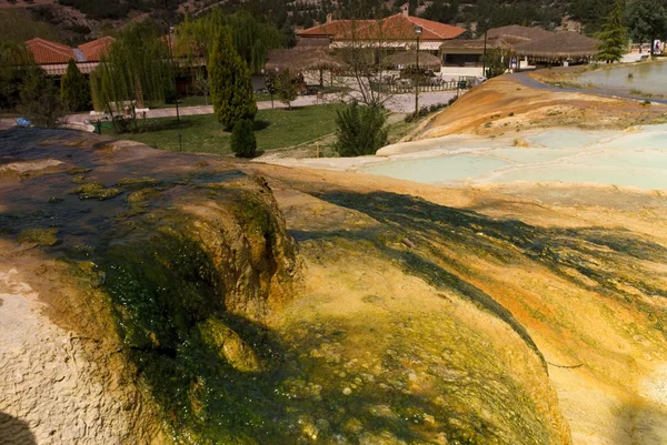 Heißes Mineralwasser karahayit natürliche Travertin-Pools in Pamukkale, Denizli Truthahn. — Stockfoto