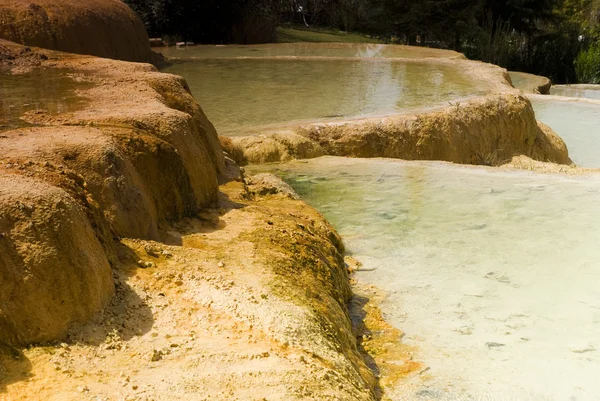 Água mineral quente Karahayit piscinas naturais de travertino em Pamukkale, Denizli Turquia . — Fotografia de Stock