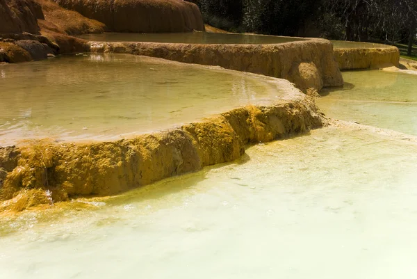 Agua mineral caliente Karahayit piscinas naturales de travertino en Pamukkale, Denizli Turquía . — Foto de Stock
