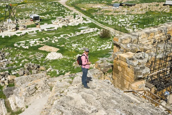 Tourist on the ancient ruins of Hierapolis in Turkey — Stock Photo, Image