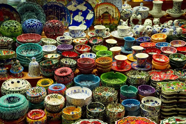 Turkse keramiek op de grote bazaar van istanbul. — Stockfoto