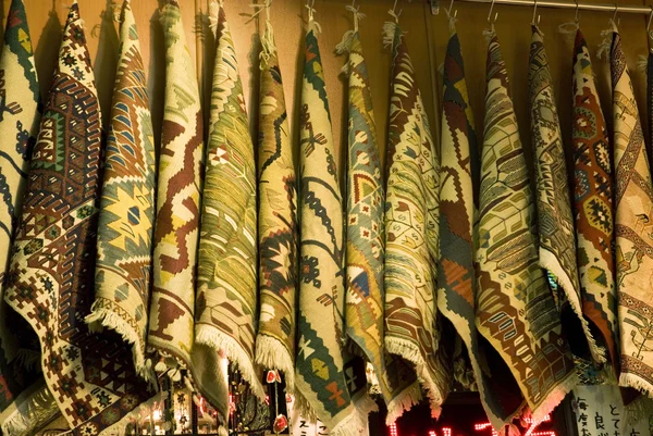Tapetes turcos em grande bazar Istambul Turquia — Fotografia de Stock