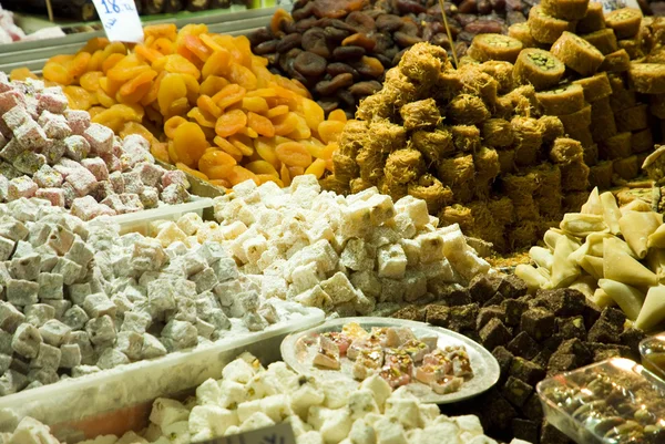 Traditionelle türkische Süßigkeiten, Tees, Trockenfrüchte, Nüsse am Gewürz — Stockfoto
