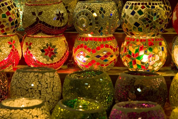 Традиционная винтажная турецкая стеклянная свеча над светом — стоковое фото