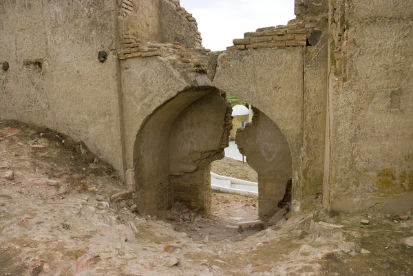 De geruïneerde historische moskee in turkmenistan ashgabad anau-depe — Stockfoto