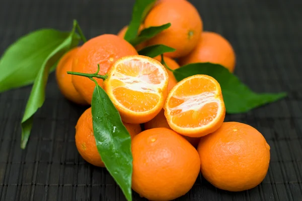 Frische Mandarinen auf der schwarzen — Stockfoto