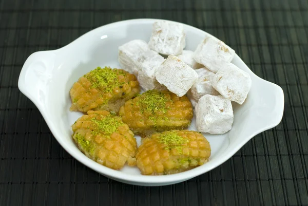 Dolci turchi su un piatto bianco — Foto Stock