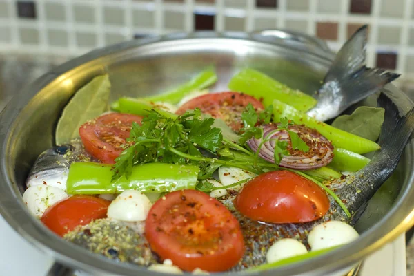 Prato com verduras em uma panela de peixe — Fotografia de Stock