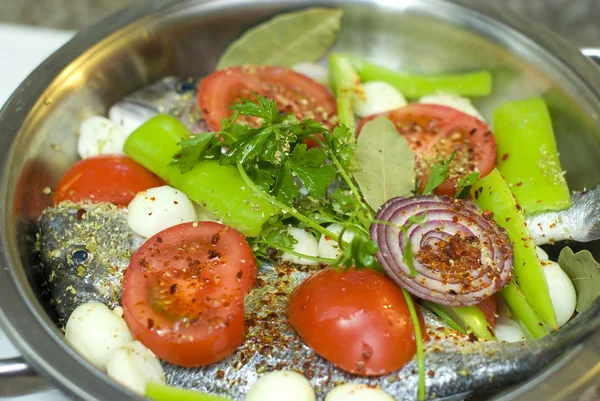 Skålen med grönsaker i en kastrull med fisk — Stockfoto