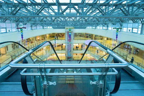 Loja escada rolante no centro comercial — Fotografia de Stock