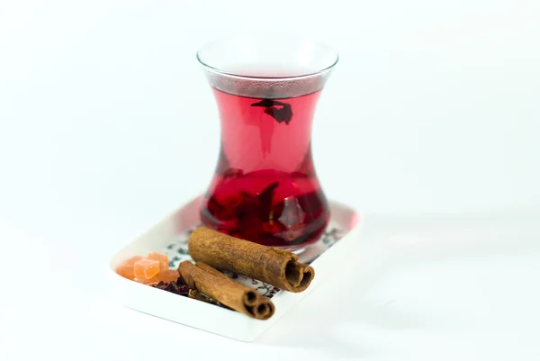 Šípkový čaj se skořicí v turecké skla — Stock fotografie
