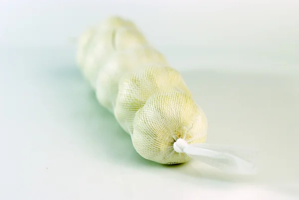 Stroužky česneku na bílém pozadí — Stock fotografie