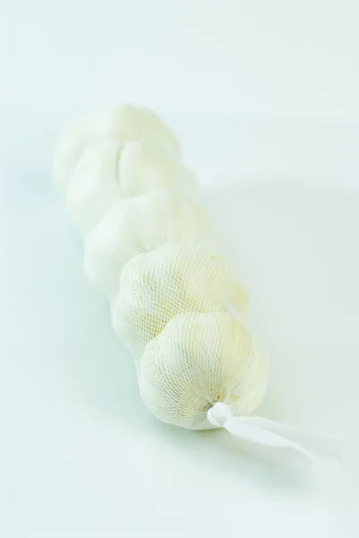 Dientes de ajo sobre fondo blanco — Foto de Stock