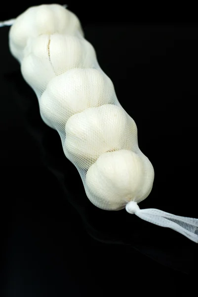 Stroužky česneku na černém pozadí — Stock fotografie