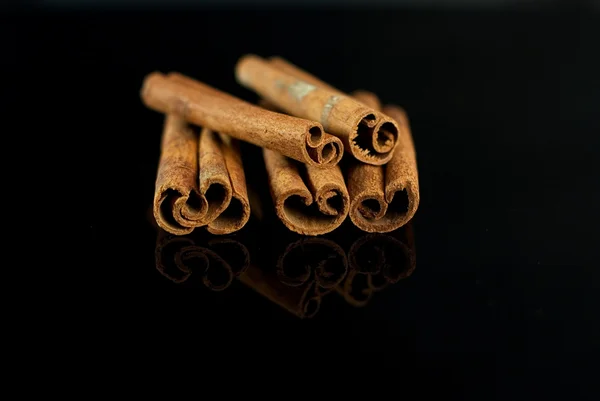 Cinnamon sticks on the black background — Stock Photo, Image