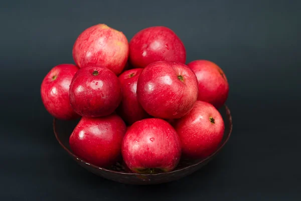 Czerwone jabłka na ciemnym tle — Zdjęcie stockowe