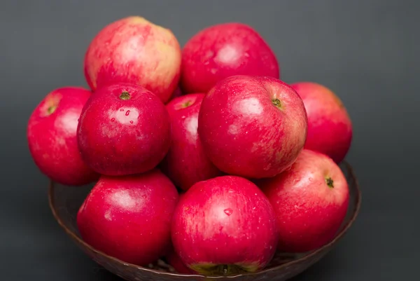 Czerwone jabłka na ciemnym tle — Zdjęcie stockowe