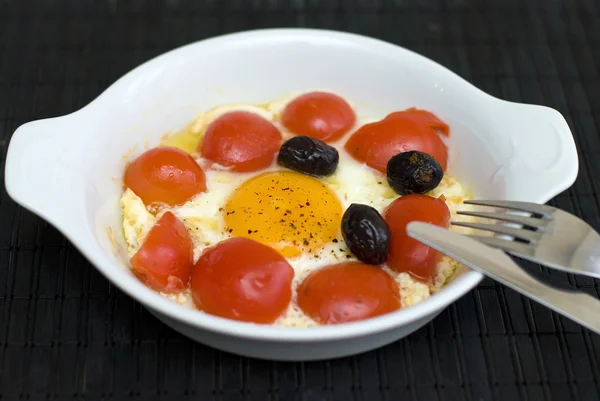 Œufs frits aux tomates et olive noire — Photo