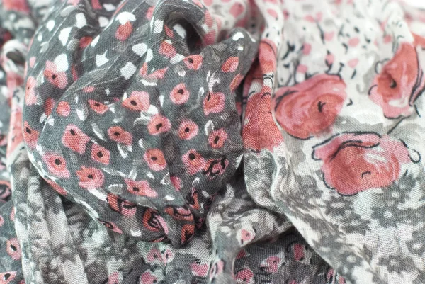 Roze bloemen patronen op een grijze stof — Stockfoto