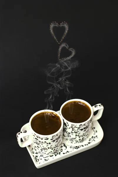 Café turco em duas xícaras no fundo preto — Fotografia de Stock