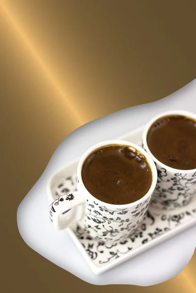 Café turco em duas xícaras em um fundo branco com elementos de ouro — Fotografia de Stock