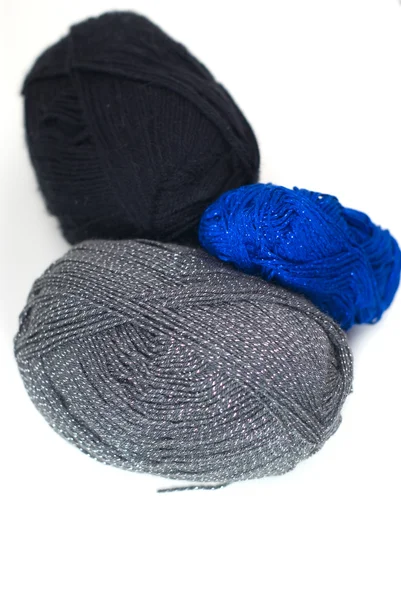 Hilados grises, azules y negros para tejer sobre fondo blanco — Foto de Stock
