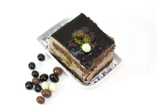 Stück Schokoladenkuchen auf weißem Hintergrund — Stockfoto
