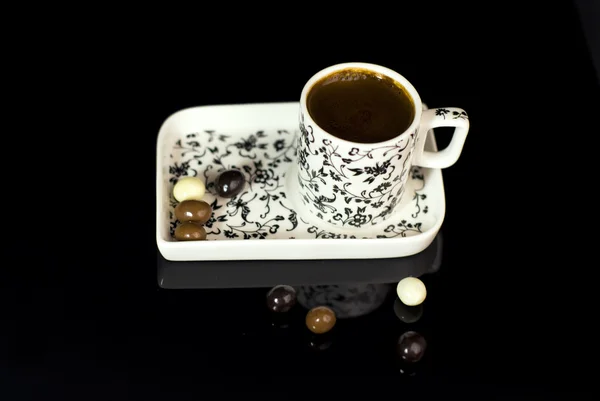 Xícara de café turco em um fundo preto — Fotografia de Stock