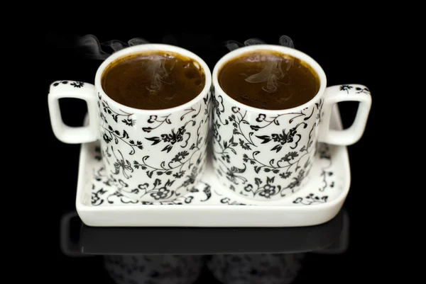 Dos tazas de café turco sobre un fondo negro — Foto de Stock