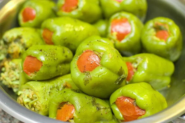 Gevulde paprika's op een pan — Stockfoto