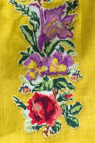 Broderie florale sur tissu jaune — Photo