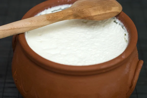 Yogur casero en maceta de barro —  Fotos de Stock