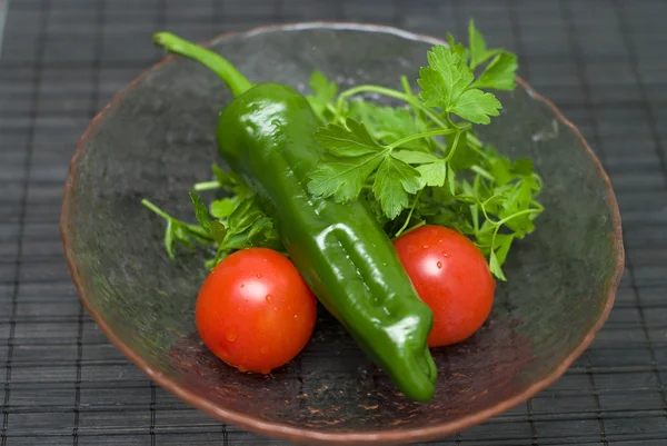 新鲜辣椒香菜和碗上西红柿 — 图库照片