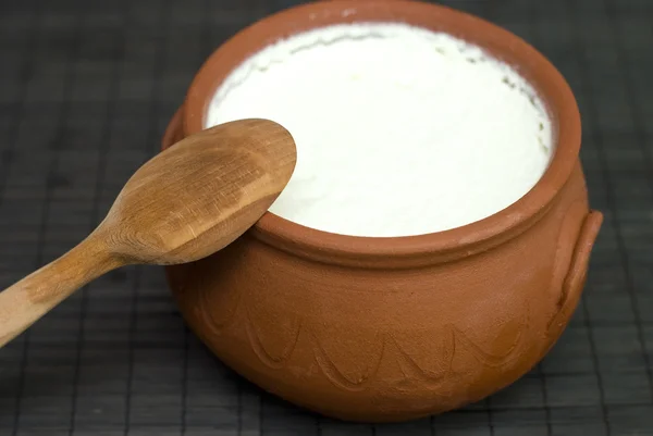 Yogur casero en maceta de barro —  Fotos de Stock