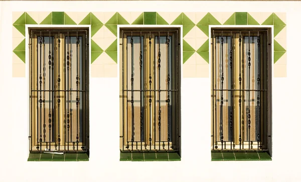 Drei Fenster mit Gittern. — Stockfoto