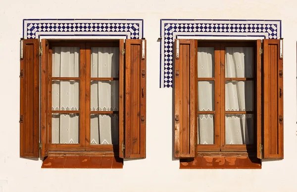 Okna z drewnianymi okiennicami. — Zdjęcie stockowe