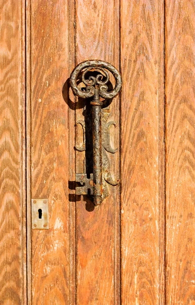 キーの形で古いドア ハンドル. — ストック写真