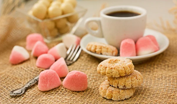 Süße Kekse und Kaffee. — Stockfoto