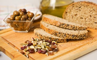 ekmek, zeytin, tohum ve zeytin yağı.