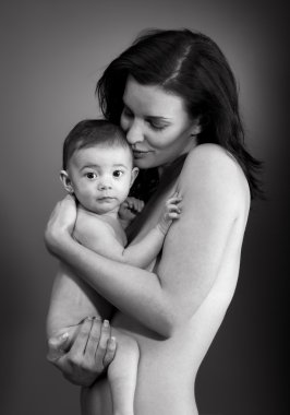 sevgi dolu anne holding bebek - studio vurdu