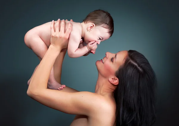 Sevgi dolu anne holding bebek - studio vurdu — Stok fotoğraf
