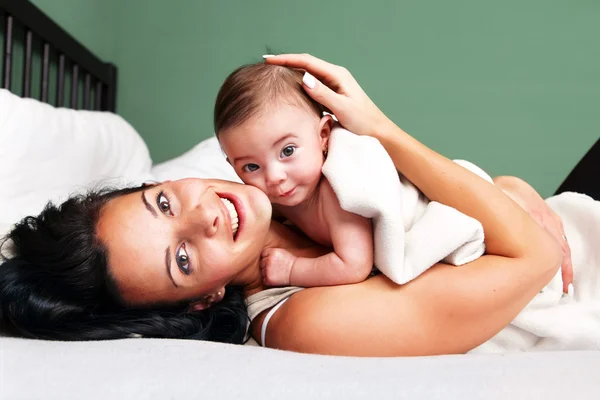 Mulher feliz com seu bebê — Fotografia de Stock