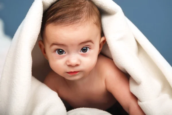 Αξιολάτρευτο μωρό στο λευκό κάλυμμα — Φωτογραφία Αρχείου