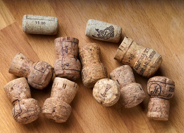 Bunch of wine corks on a wooden table. — Stock Photo, Image
