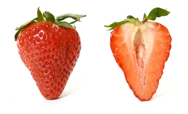 아름 다운 딸기 전체 및 반으로 잘라. — 스톡 사진