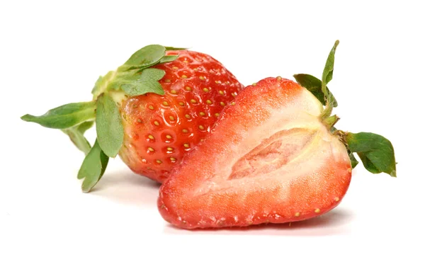 아름 다운 딸기 전체 및 절반에 컷의 구성. — 스톡 사진