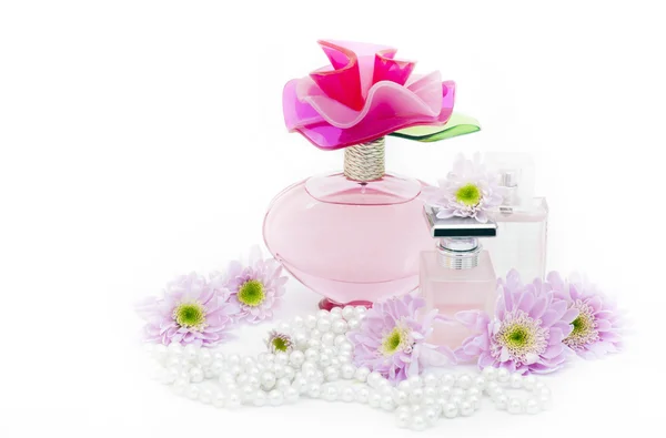 Perfum and pearls — Stock Photo, Image